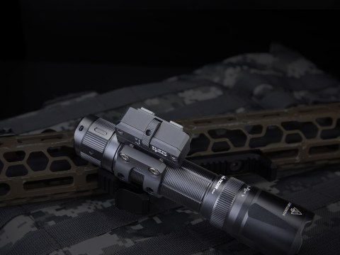 Montaż taktyczny latarki Fenix ALG-16 Fenix