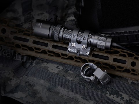 Montaż taktyczny latarki Fenix ALG-16 Fenix
