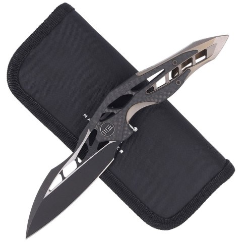 Nóż składany WE Knife Arrakis Champagne Ti / CF, Black M390 by Elijah Isham (906CF-B MYSTERY BOX) WE Knife