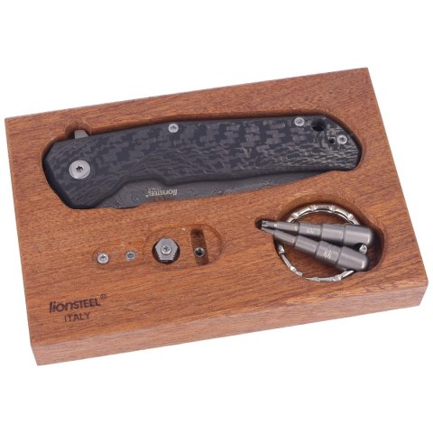 Nóż składany LionSteel T.R.E. Carbon Fiber, Raindrop Chad Nichols Damasteel Damascus by Molletta (TRE DR FC) LionSteel