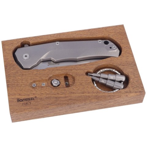Nóż składany LionSteel T.R.E. Grey Titanium/Blue Ti, Stonewashed M390 by Molletta (TRE BL) LionSteel