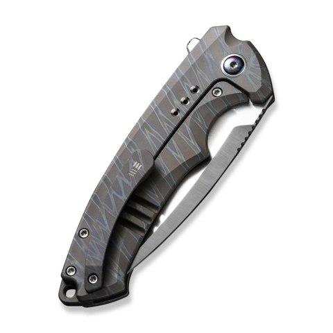 Nóż WE Knife Nexusia LE No ???/150 Tiger Stripe Titanium, Hand Satin CPM 20CV (WE22044-3) WE Knife