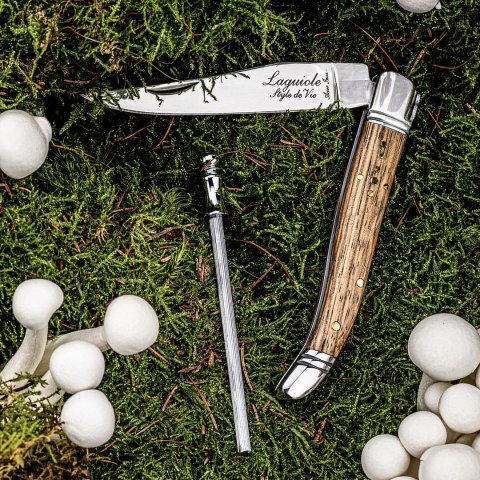 Nóż kieszonkowy Laguiole z rękojeścią z drewna zebrano, czarną pochewką i ostrzałką Laguiole