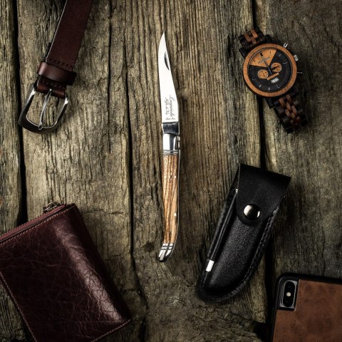 Nóż kieszonkowy Laguiole z rękojeścią z drewna zebrano, czarną pochewką i ostrzałką Laguiole